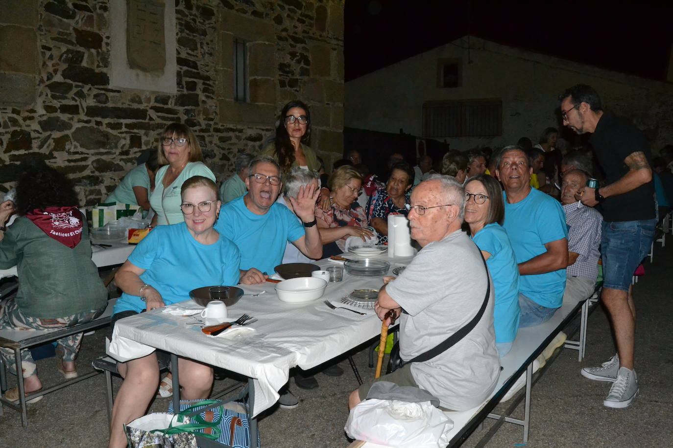 Una gran cena vecinal en Saelices el Chico