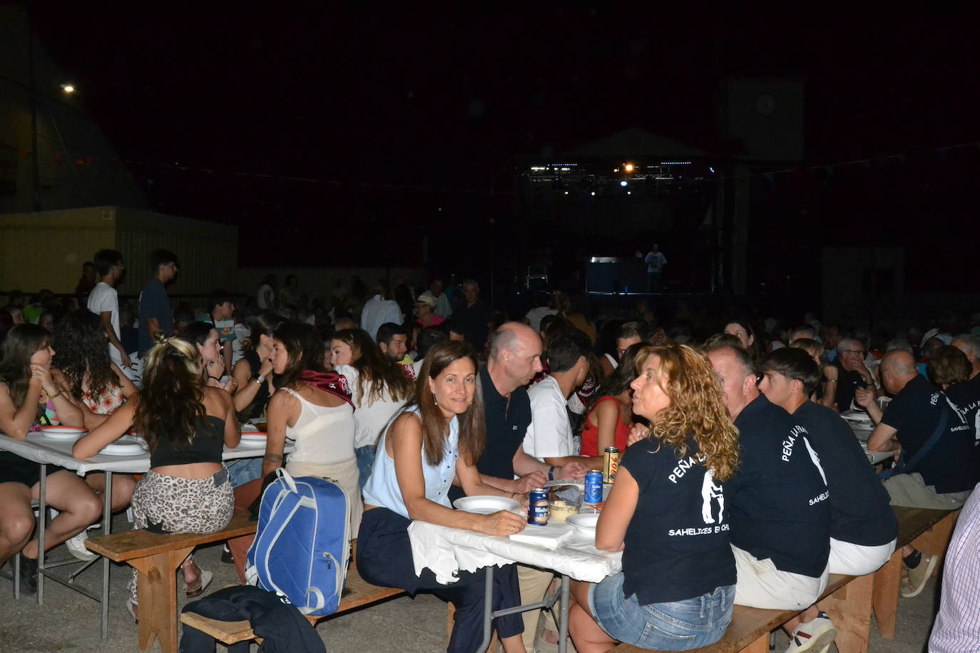 Una gran cena vecinal en Saelices el Chico
