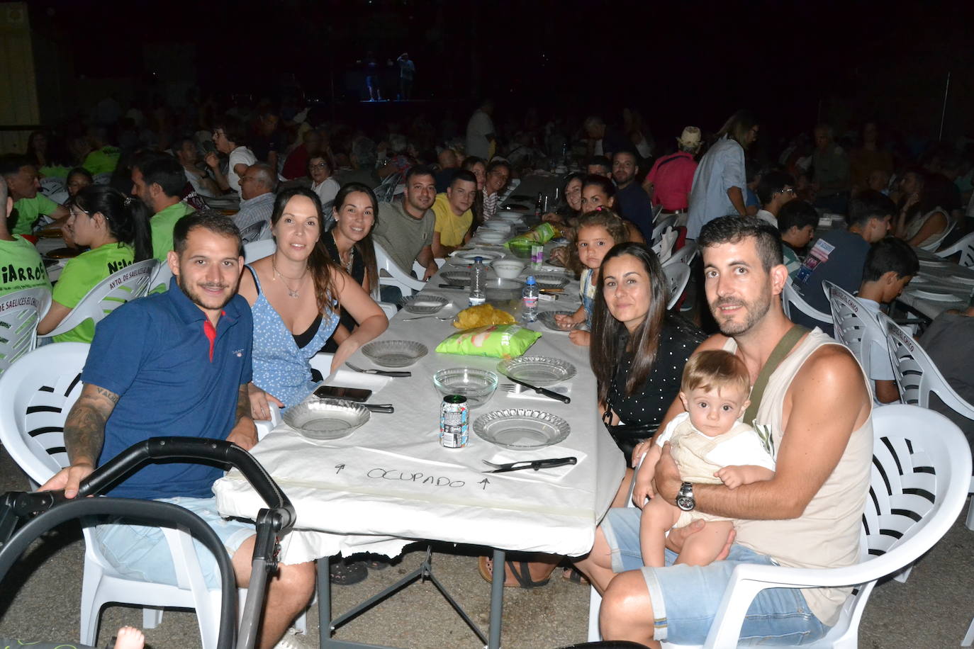 Una gran cena vecinal en Saelices el Chico