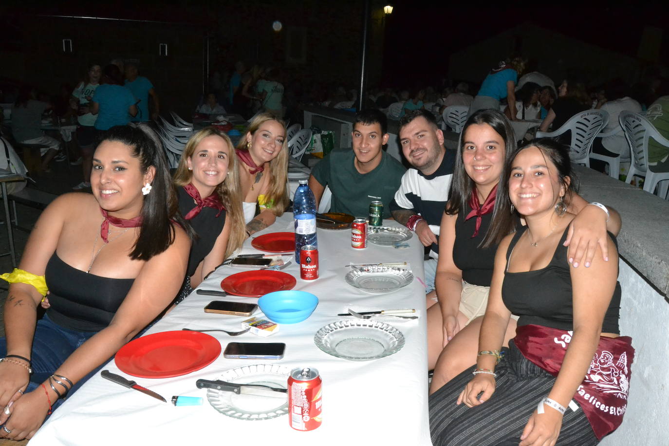 Una gran cena vecinal en Saelices el Chico