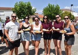 Los vecinos del municipio de Rollán durante la comida de fiestas en la plaza de la localidad.