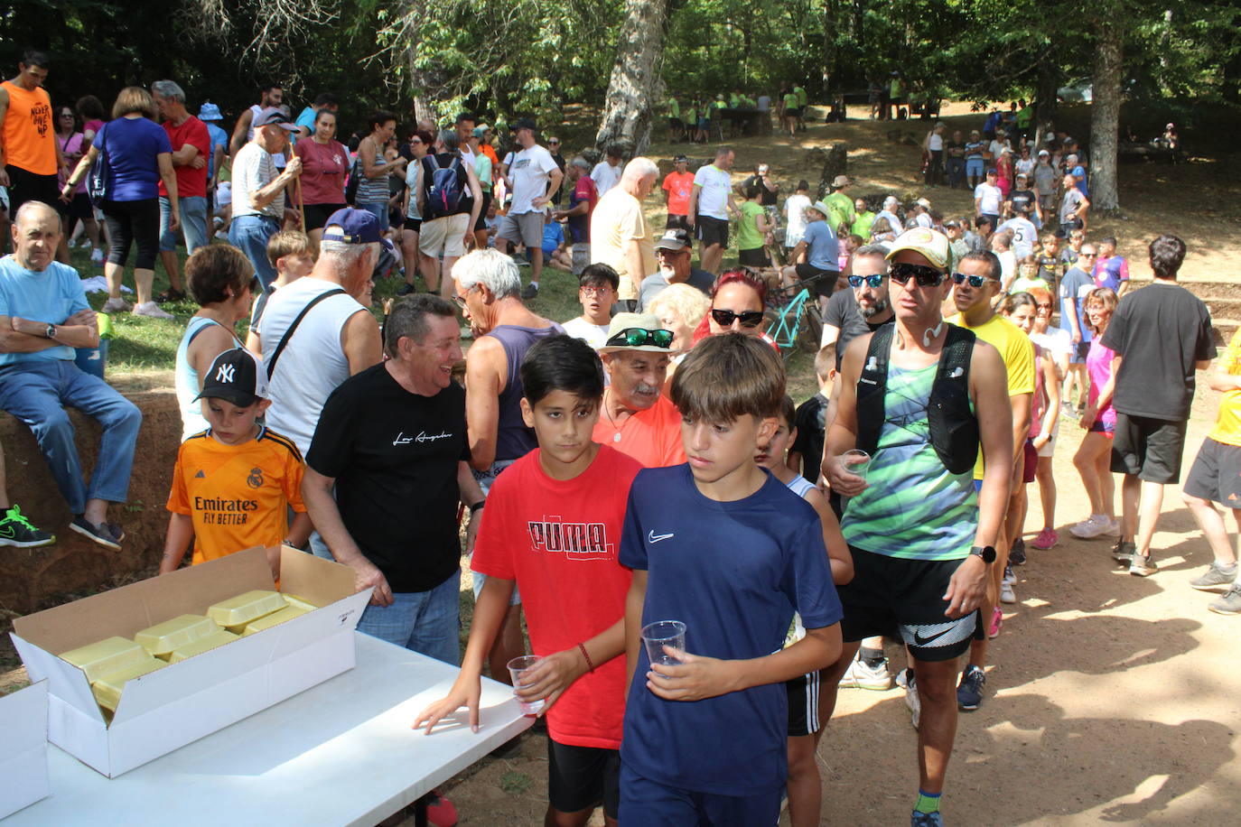 Linares de Riofrío disfruta de su entorno en una animada marcha de convivencia