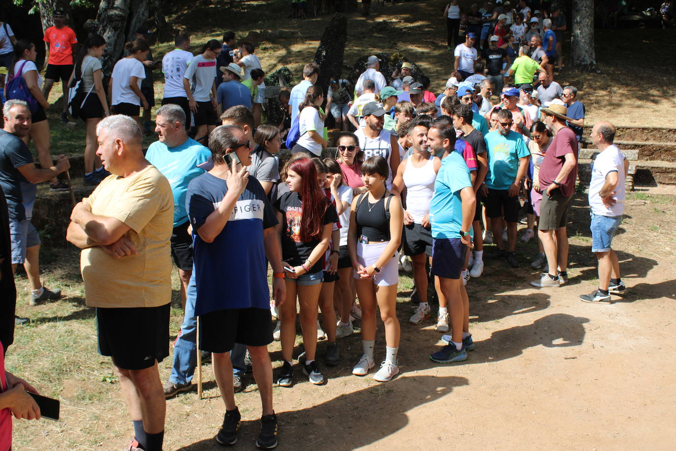 Linares de Riofrío disfruta de su entorno en una animada marcha de convivencia