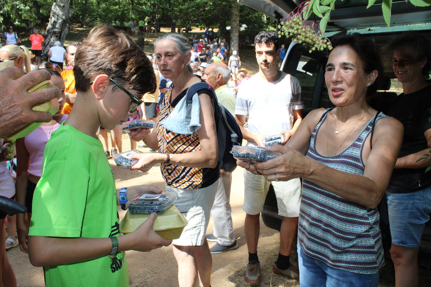 Linares de Riofrío disfruta de su entorno en una animada marcha de convivencia