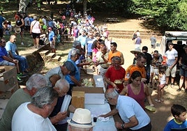 Reparto del aperitivo en La Honfría