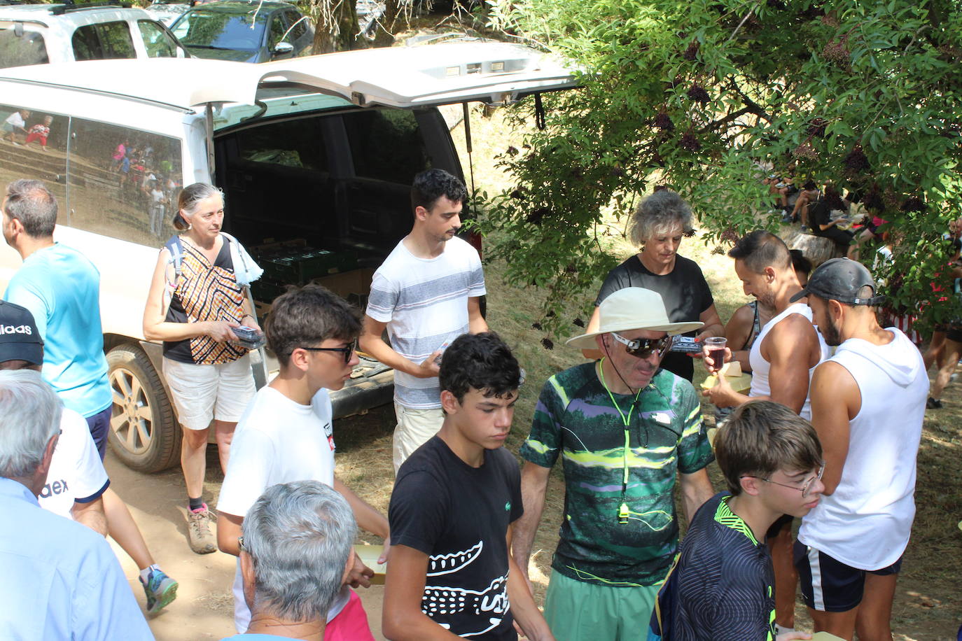 Linares de Riofrío disfruta de su entorno en una animada marcha de convivencia