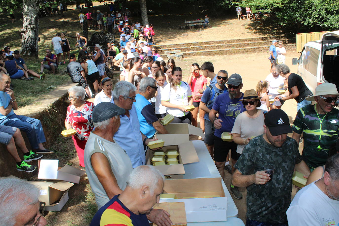Linares de Riofrío disfruta de su entorno en una animada marcha de convivencia