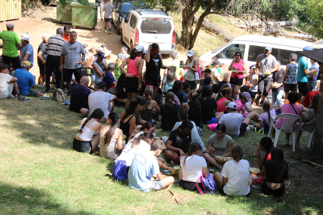 Linares de Riofrío disfruta de su entorno en una animada marcha de convivencia