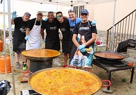 Los encargados de preparar las paellas, en plena acción