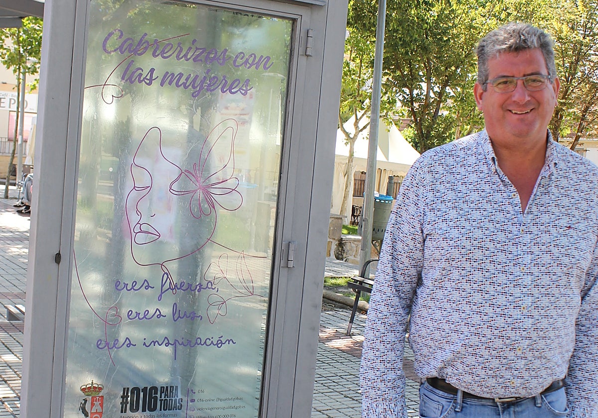 El regidor, Claudio del Río, junto a una de las marquesinas.