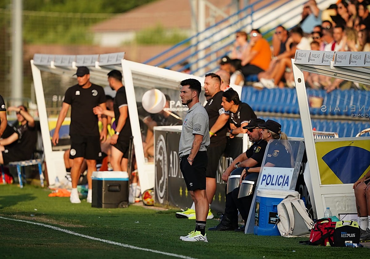 Jorge García, con las manos en los bolsillos durante el derbi del Reina Sofía.