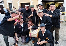 Los mozos han dado de beber al novio en la despedida de solteros