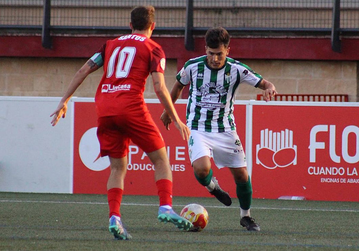 Alberto Martín, jugador del CD Guijuelo, encara a Santos.
