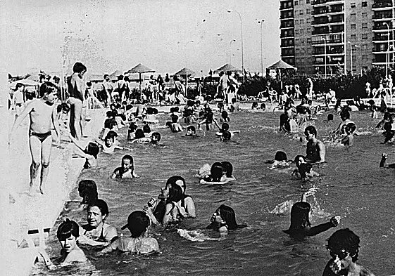 La piscina de Garrido, a tope de bañistas en 1985.