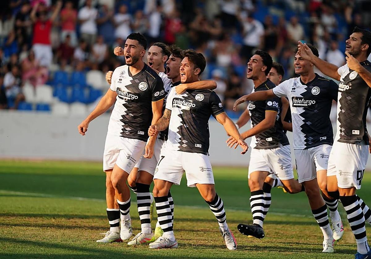 Los jugadores de Unionistas, celebrando el primer gol.