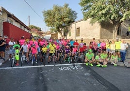 Los ciclistas, preparados para tomar la salida de la vuelta.