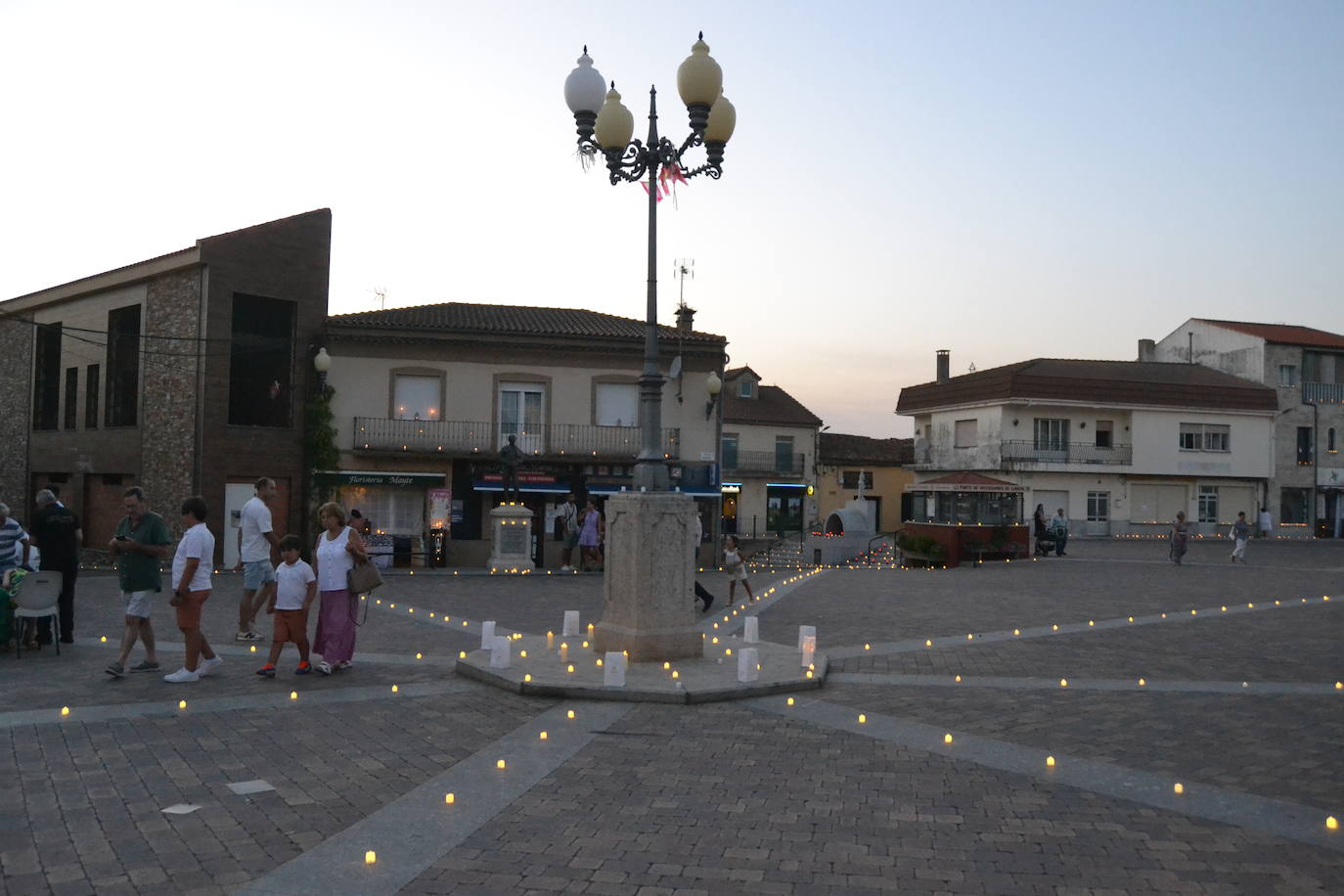 La &#039;Candelá&#039; ilumina La Fuente de San Esteban
