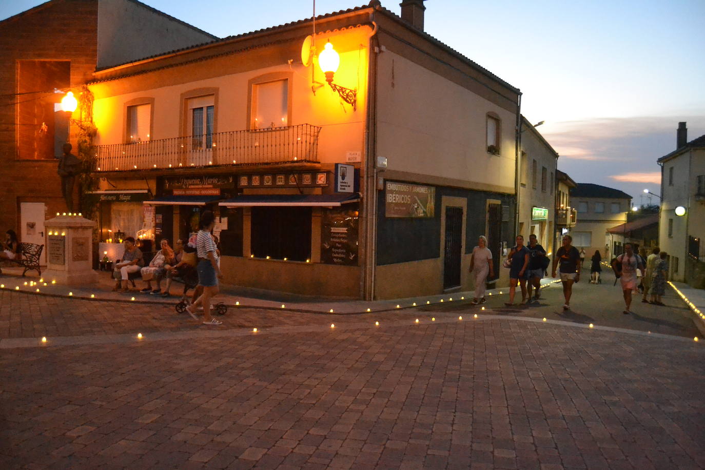 La &#039;Candelá&#039; ilumina La Fuente de San Esteban
