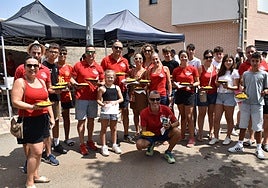 Vecinos de Doñinos durante la paella.