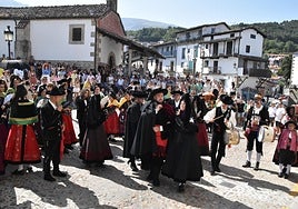La comitiva de la Boda Típica partió desde la plaza del Humilladero para llegar a la iglesia