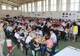 El pabellón se llenó de comensales para disfrutar de la comida.