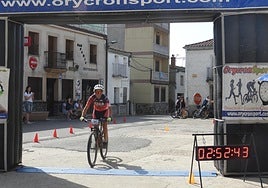 Itziar González. ganadora en categoría femenina, cruzando la línea de meta.