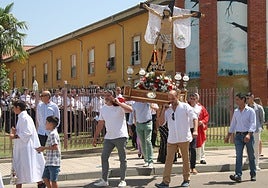 La salida de la talla del Cristo de la parroquia de Castellanos de Moriscos.