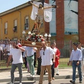 La salida de la talla del Cristo de la parroquia de Castellanos de Moriscos.