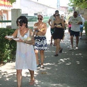 Los vecinos, recogiendo sus raciones de ternera con patatas que se cocinó en el parque.