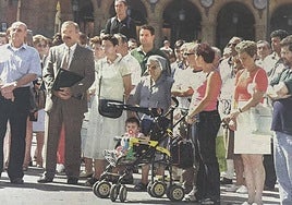 Una multitud se concentra en la Plaza Mayor en señal de protesta contra el terrorismo de ETA en el año 2000.