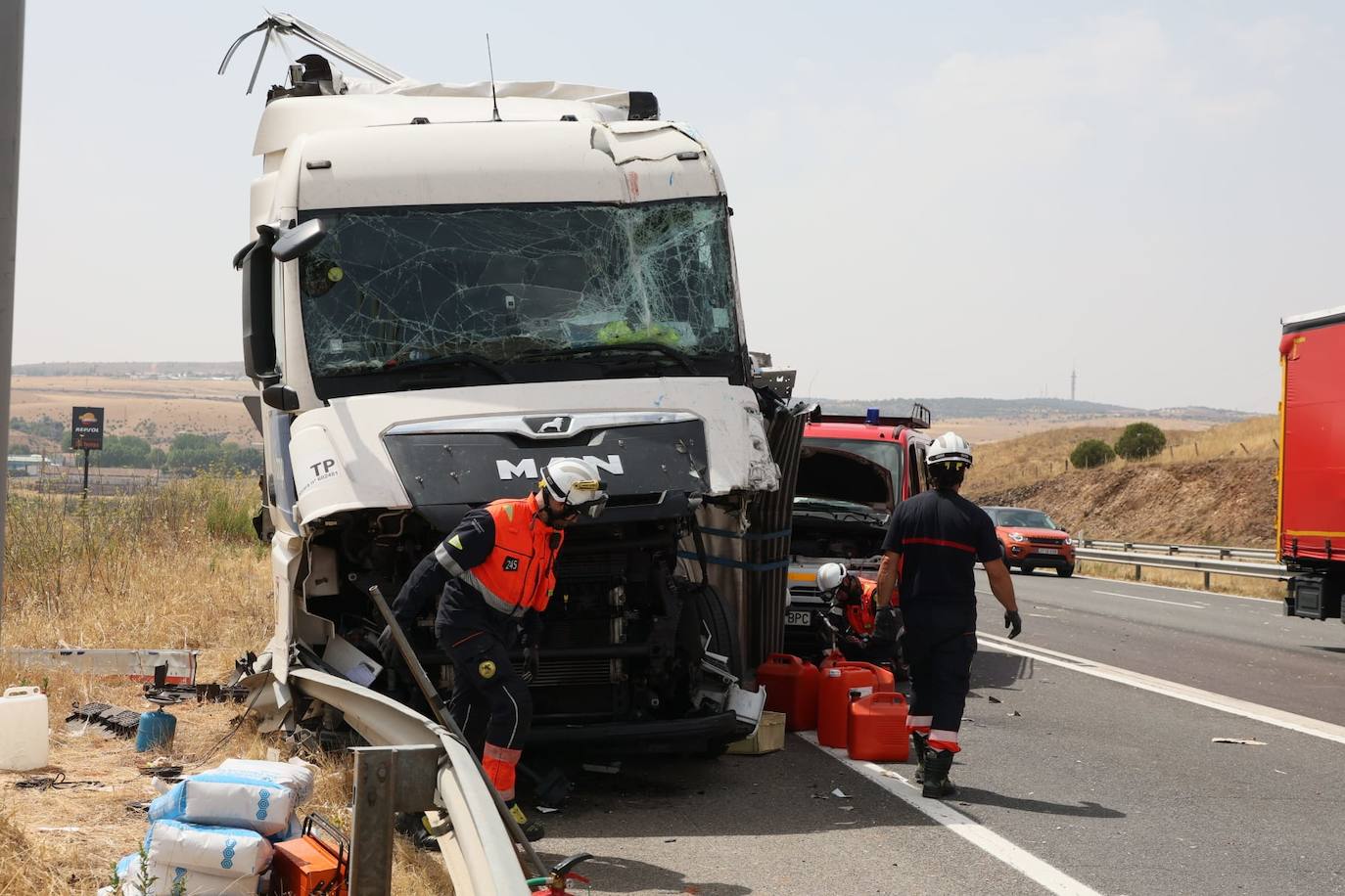 Así han quedado los camiones implicados en el accidente en la A-62