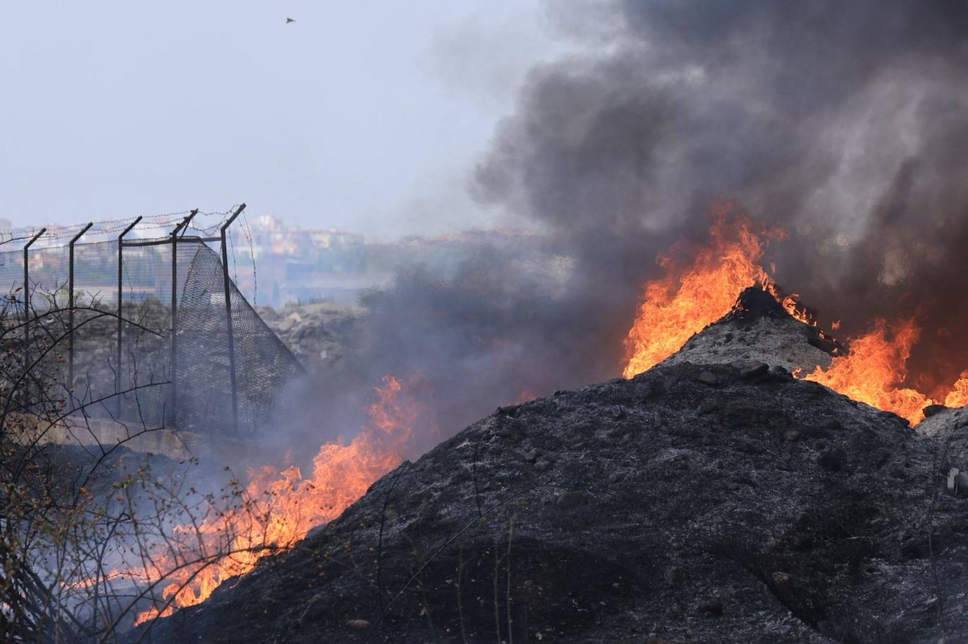 Así ha sido el espectacular despliegue por el aparatoso incendio declarado en el polígono de Los Montalvos
