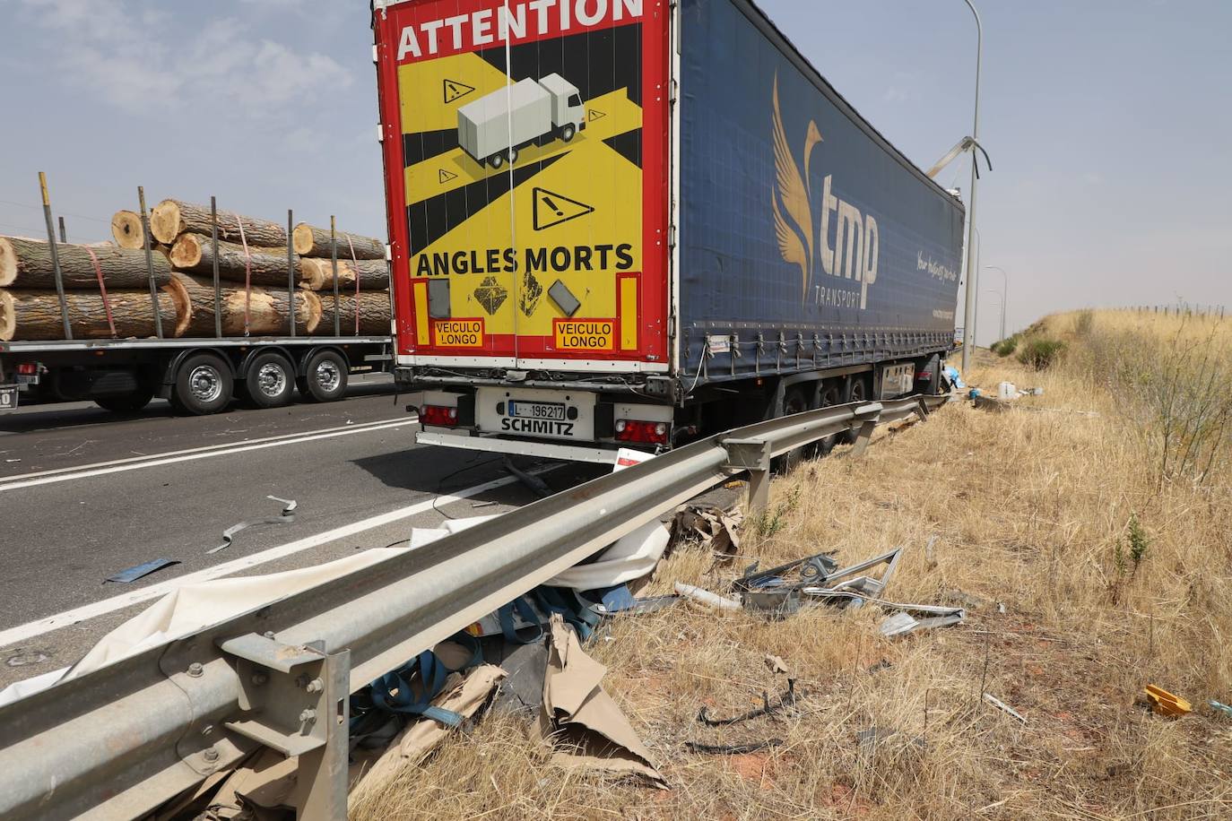 Así han quedado los camiones implicados en el accidente en la A-62