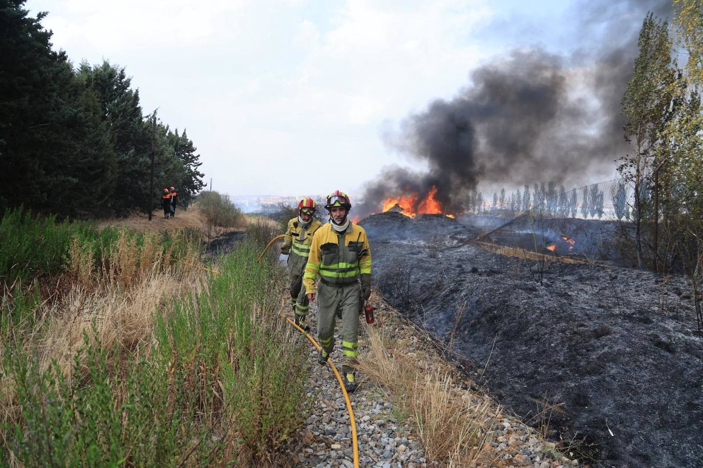 Así ha sido el espectacular despliegue por el aparatoso incendio declarado en el polígono de Los Montalvos