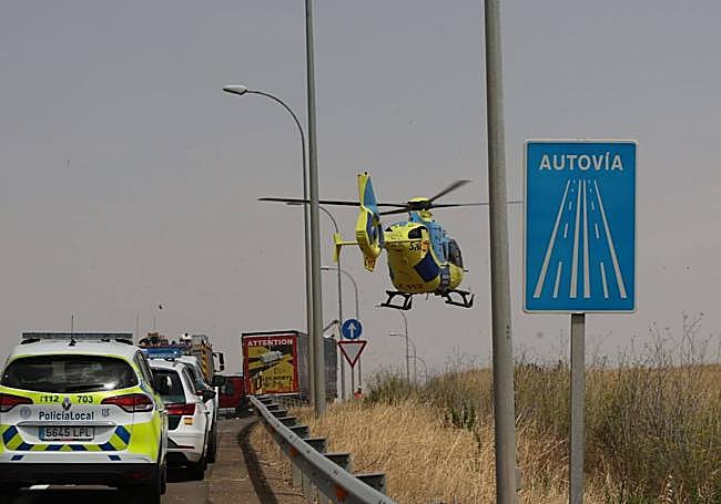 Imagen del accidente en la que se ve al helicóptero del Sacyl, Guardia Civil.