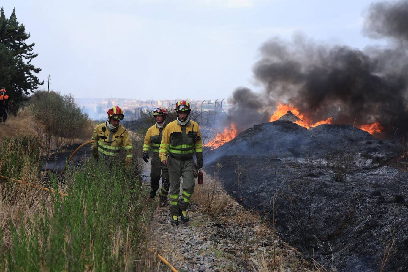 Así ha sido el espectacular despliegue por el aparatoso incendio declarado en el polígono de Los Montalvos