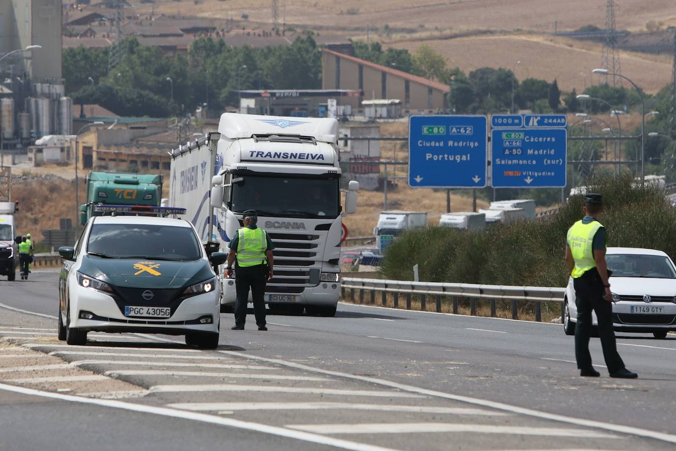 Así han quedado los camiones implicados en el accidente en la A-62