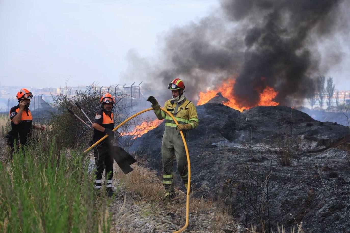 Así ha sido el espectacular despliegue por el aparatoso incendio declarado en el polígono de Los Montalvos