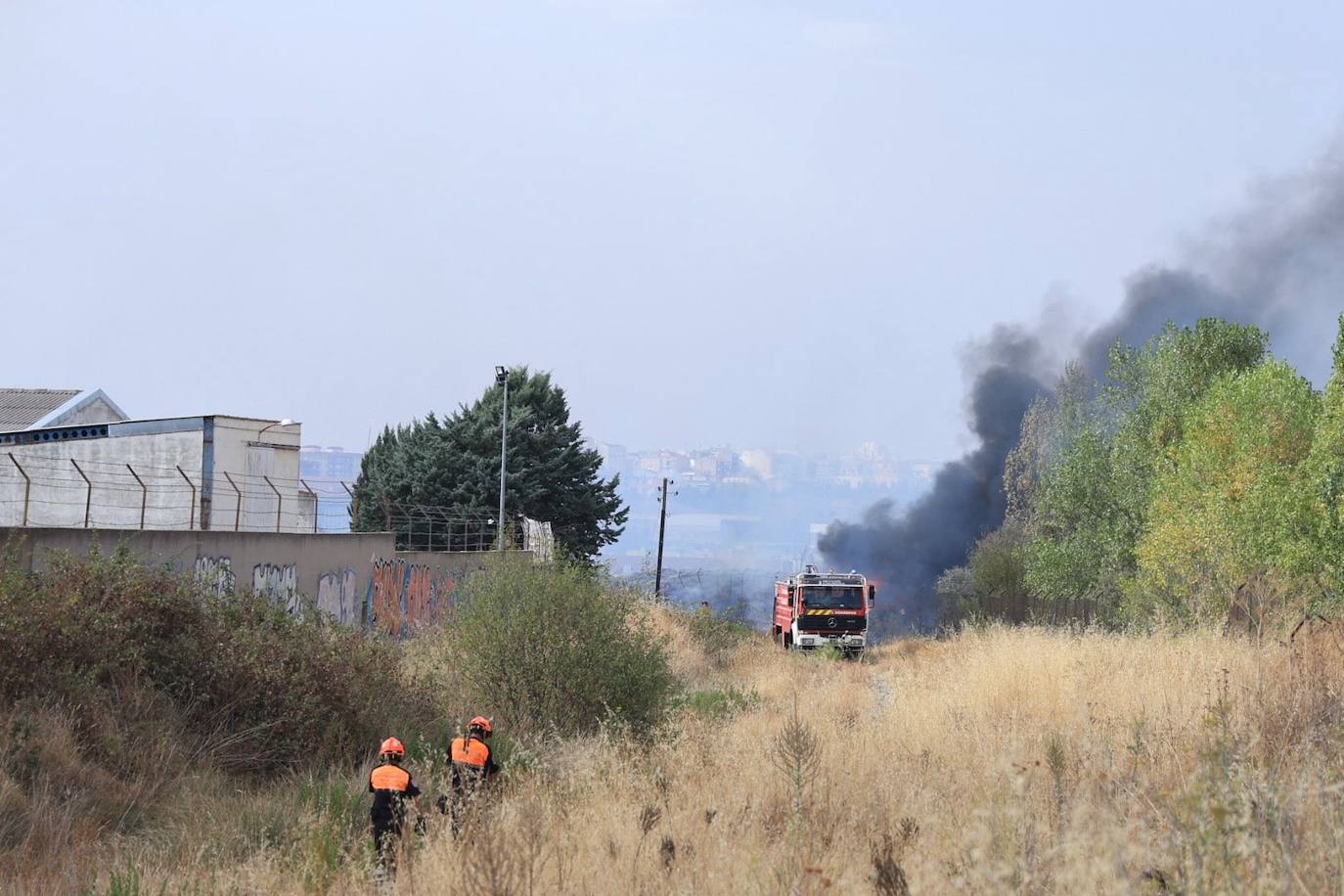 Así ha sido el espectacular despliegue por el aparatoso incendio declarado en el polígono de Los Montalvos