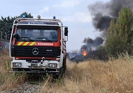 Así ha sido el espectacular despliegue por el aparatoso incendio declarado en el polígono de Los Montalvos