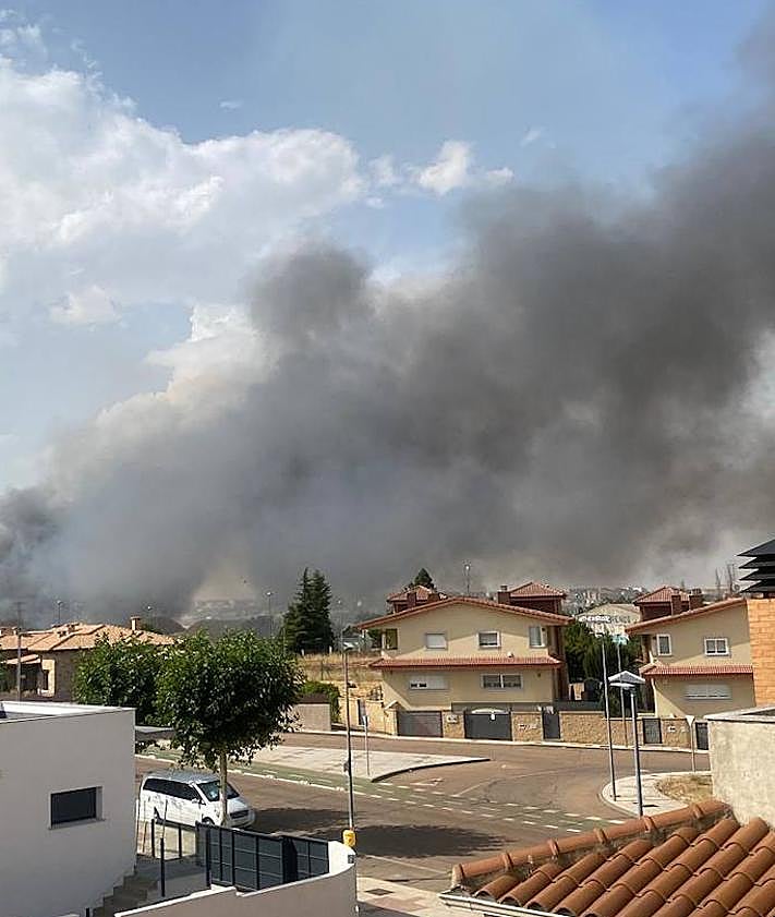 Imagen secundaria 2 - Alarma por un aparatoso incendio declarado en el polígono de Los Montalvos