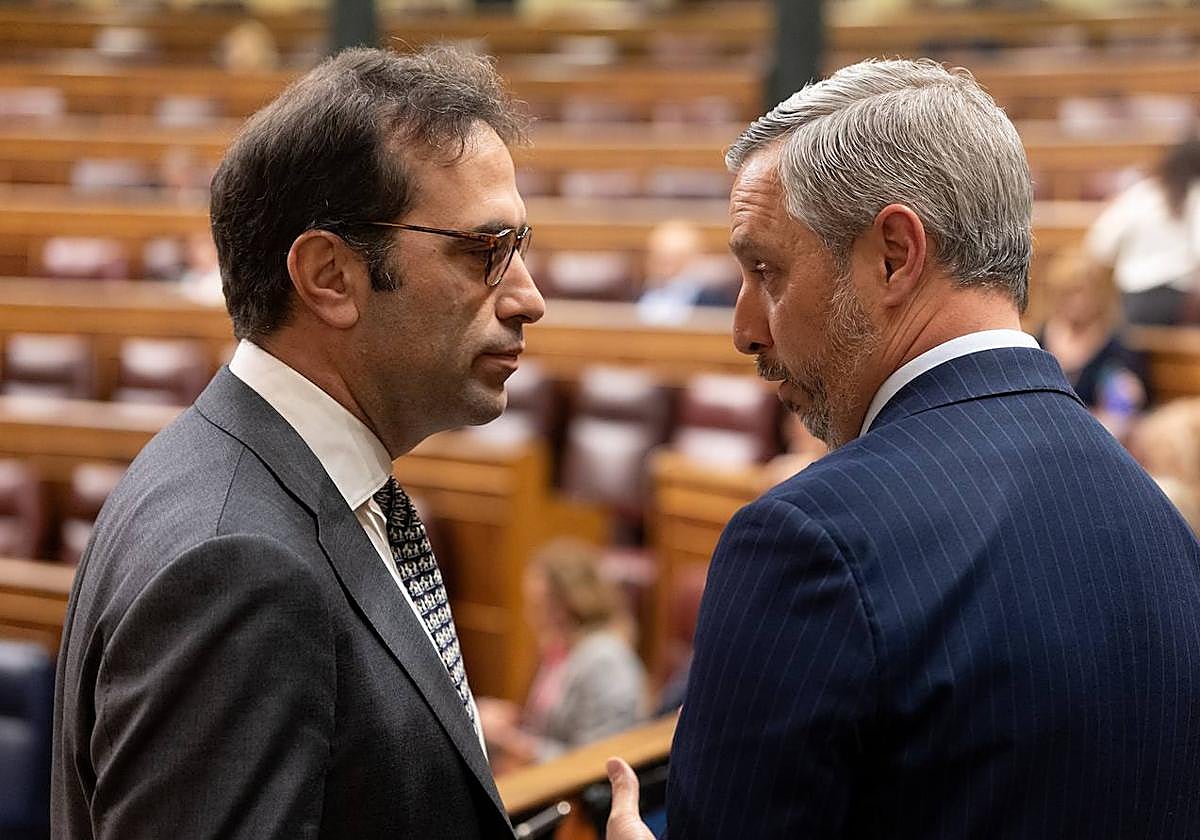 El ministro de Economía, Carlos Cuerpo, y el diputado del PP, Juan Bravo, en una imagen de archivo en el Congreso.