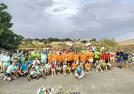 Todos juntos, con la torre de la iglesia, uno de los símbolos del pueblo, al fondo.