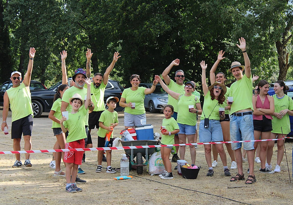 Las peñas animan el inicio de la semana festiva de Linares de Riofrío