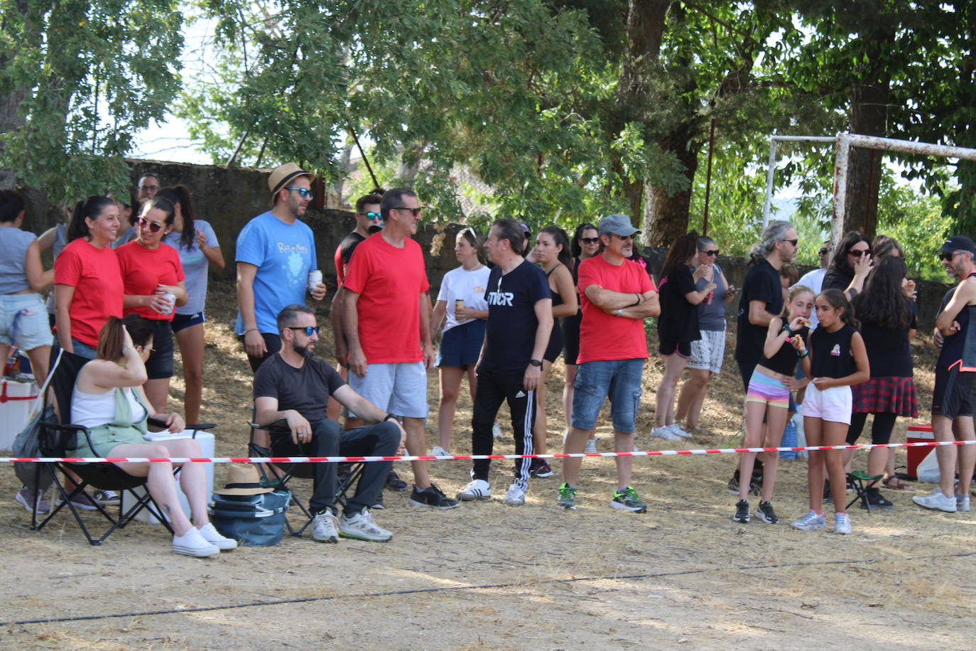 Las peñas animan el inicio de la semana festiva de Linares de Riofrío