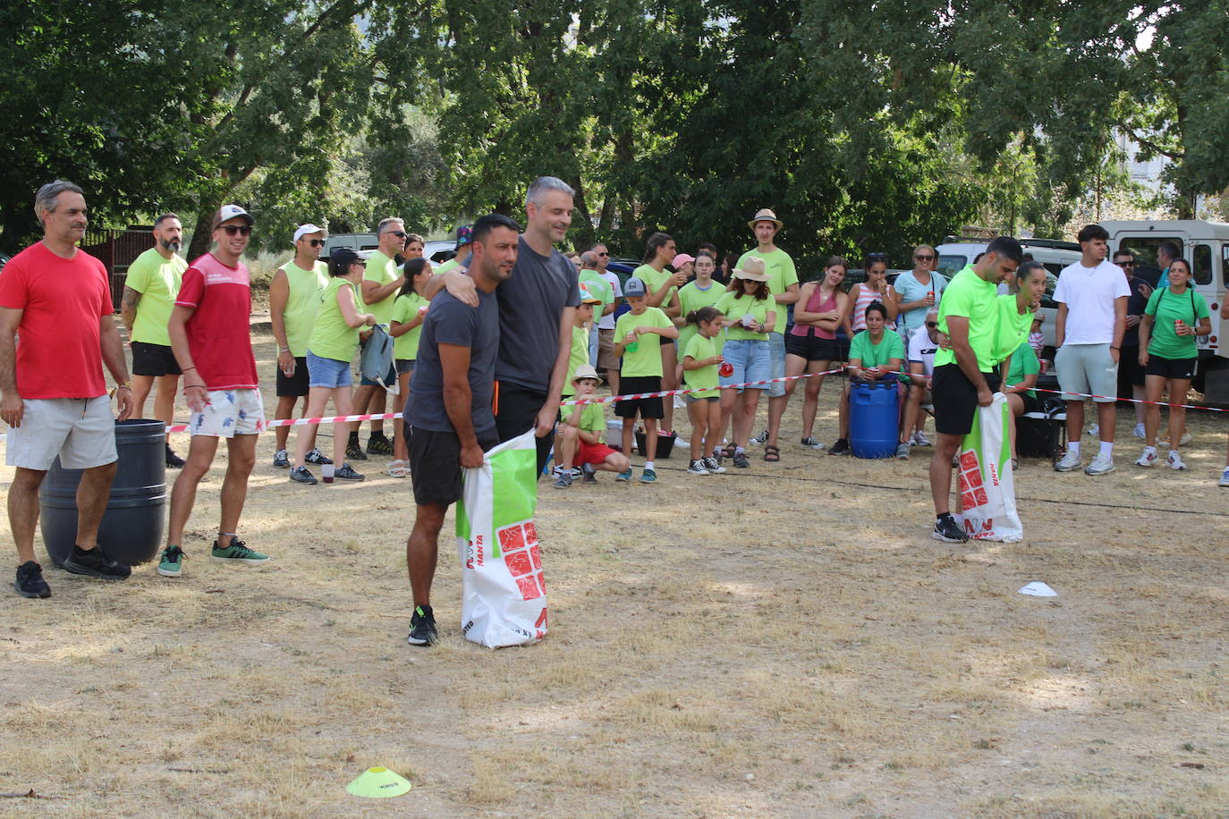 Las peñas animan el inicio de la semana festiva de Linares de Riofrío