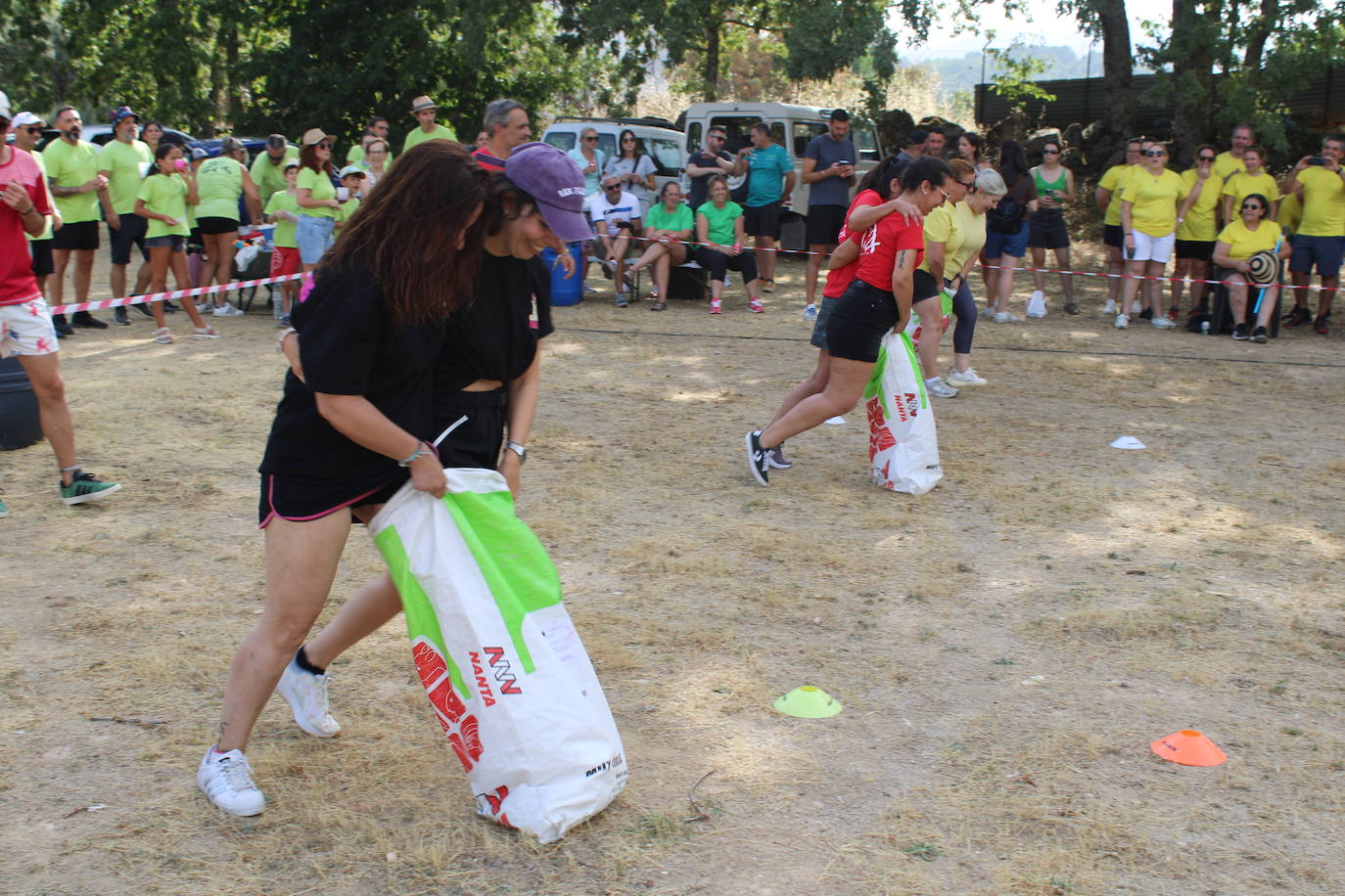 Las peñas animan el inicio de la semana festiva de Linares de Riofrío