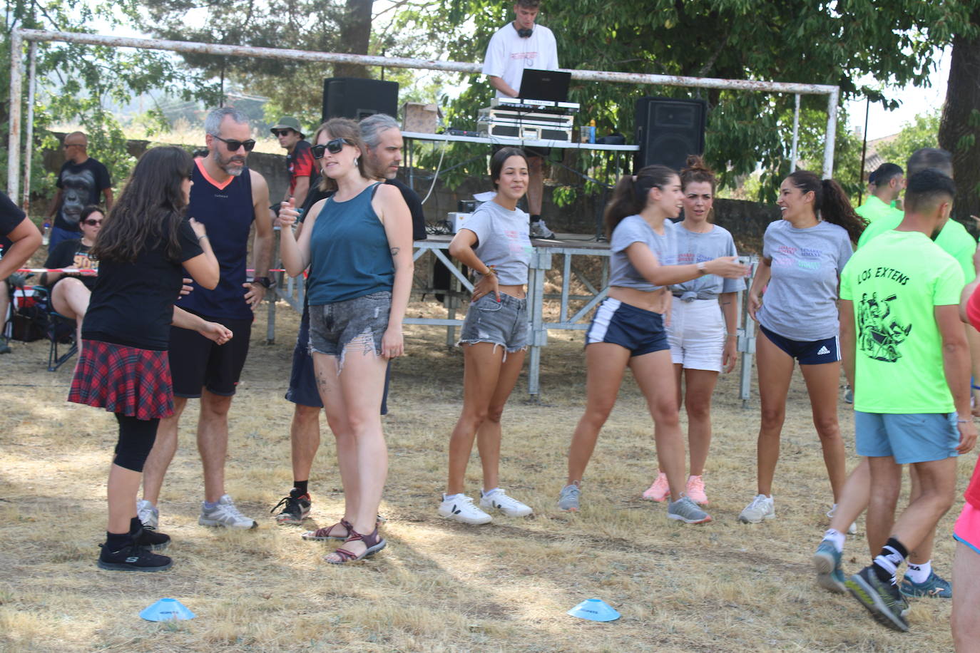 Las peñas animan el inicio de la semana festiva de Linares de Riofrío