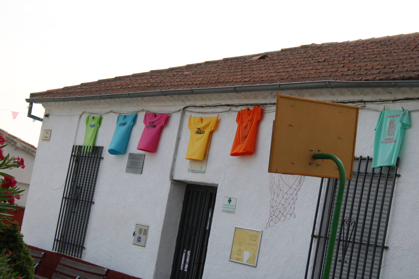 Colorido desfile de peñas para cerrar la fiesta en Berrocal de Salvatierra
