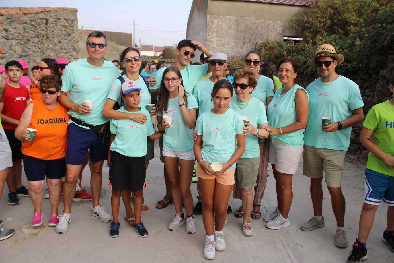 Colorido desfile de peñas para cerrar la fiesta en Berrocal de Salvatierra